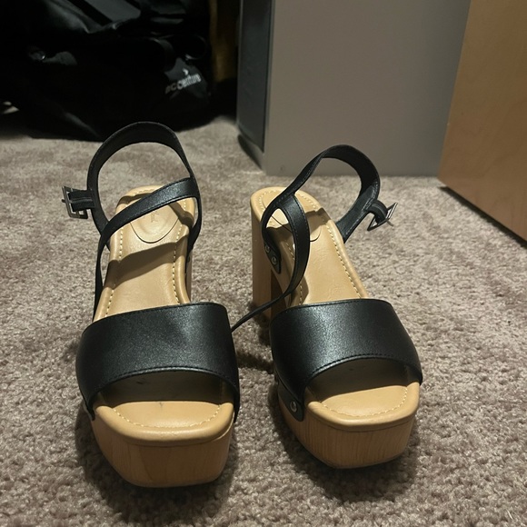 Platform Sandals - Picture 3 of 4